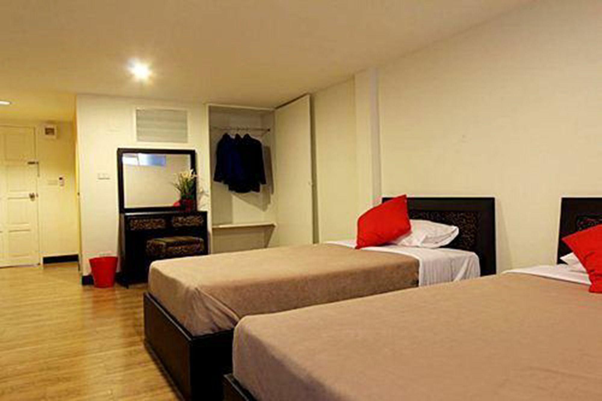 Leesort @ Onnuch Hotel Банкок Екстериор снимка