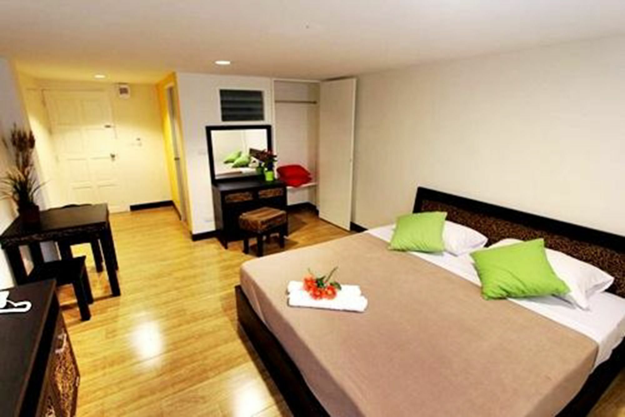 Leesort @ Onnuch Hotel Банкок Екстериор снимка